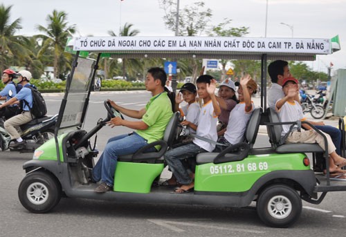 Gifts given to AO Victims - ảnh 1